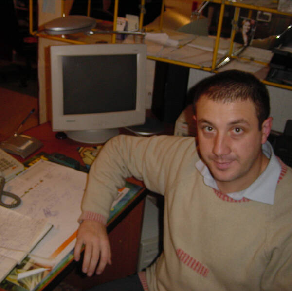 Nebojša Đinović, još uvek student na Poljoprivrednom fakultetu, pomaže Superioru u kancelariji napravljenoj od njegove dečije sobe.