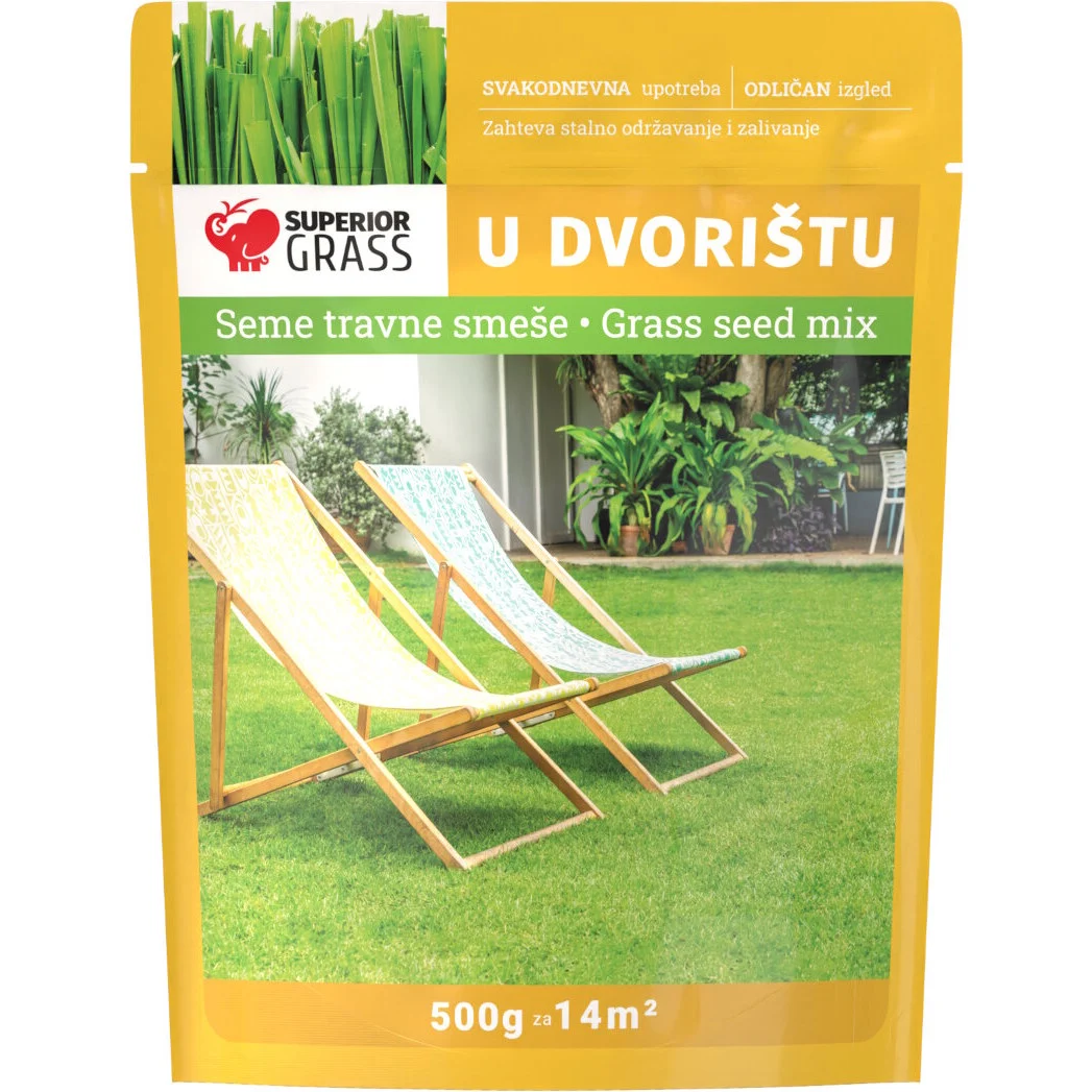 U dvorištu